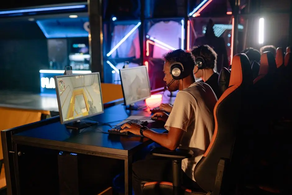 Teman-teman berdiskusi tentang strategi game melalui komunitas daring
